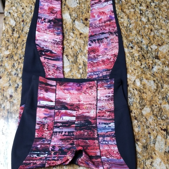 SOLD Lululemon sweat and repeat tight 28" sz 4 - Picture 4 of 6